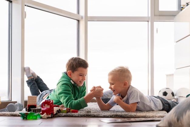 Kinderen spelen in hun kamer