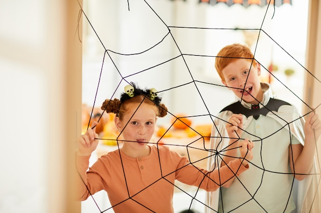 Kinderen spelen in spinnen