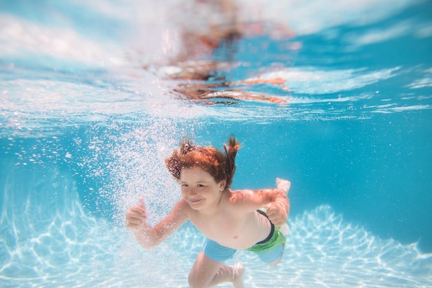 Kinderen spelen in zwembad kind zwemmen onder water in zee kind zwemmen in zwembad onderwater happ