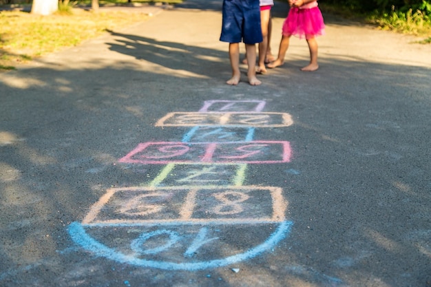 Foto kinderen spelen klassiekers op de speelplaats buiten kinderen buiten selectieve aandacht aard