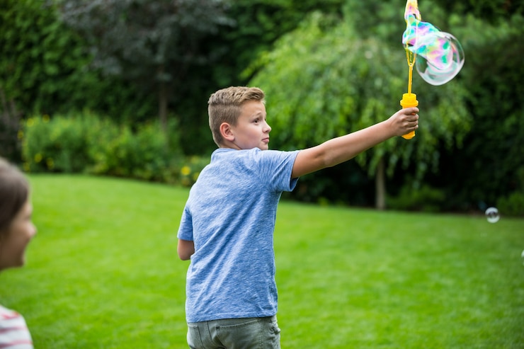 Foto kinderen spelen met bubbels in het park