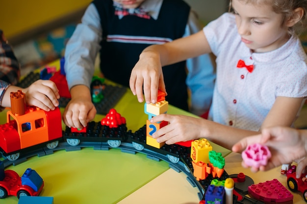 Kinderen spelen met constructor blokken in de klas