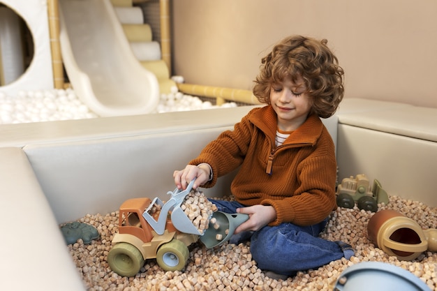 Foto kinderen spelen met eco-speelgoed