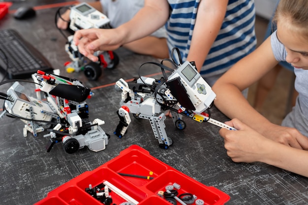 Foto kinderen spelen met een robothond in een roboticales