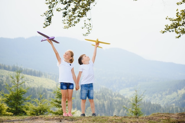 Kinderen spelen met een speelgoedvliegtuig