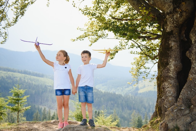 Kinderen spelen met een speelgoedvliegtuig