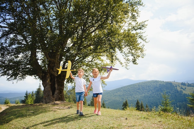 Kinderen spelen met een speelgoedvliegtuig