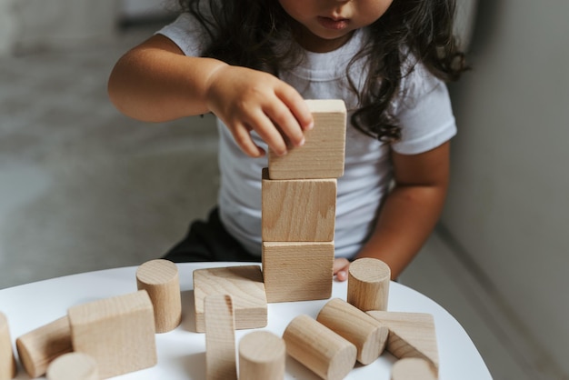 Foto kinderen spelen met houten speelgoed in de kinderkamer