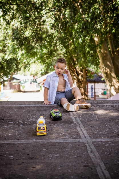 kinderen spelen met hun moeder buiten in een park