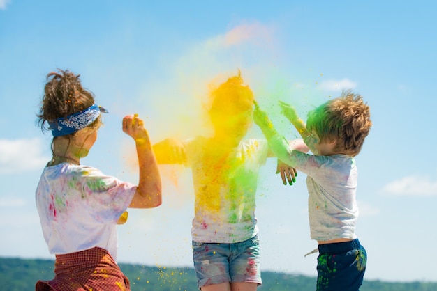 Kinderen spelen met kleuren kinderen vieren holi festival van kleuren kinderen op holi paint party