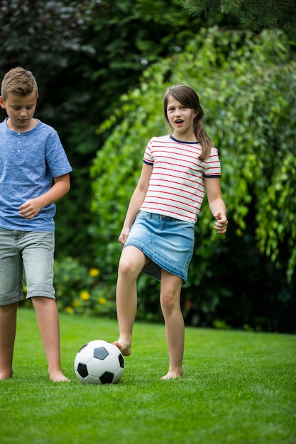 Kinderen spelen met voetbal in park