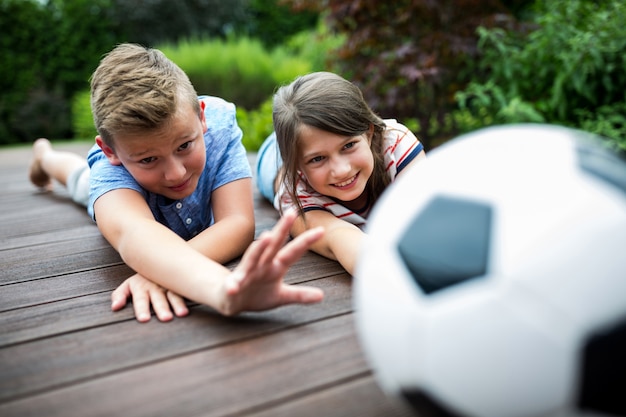 Kinderen spelen met voetbal op steiger