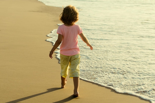 Kinderen spelen met zand op het strand van de zomer Gelukkig kind jongen spelen in de zee Kid plezier buitenshuis Summe