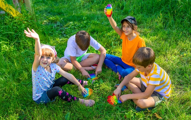 Kinderen spelen pop het op straat