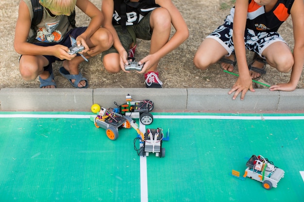 Foto kinderen spelen robots. robotica.