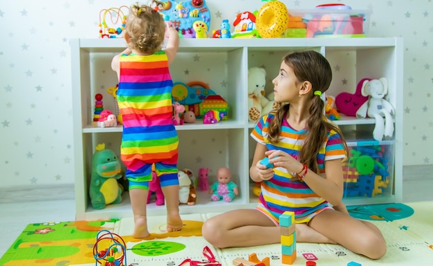 Kinderen spelen samen in de speelkamer Selectieve aandacht Kid