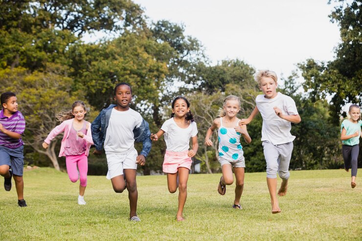 Kinderen spelen samen tijdens een zonnige dag