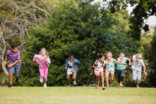 Kinderen spelen samen tijdens een zonnige dag