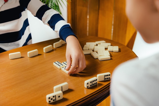 Kinderen spelen thuis dominostenen