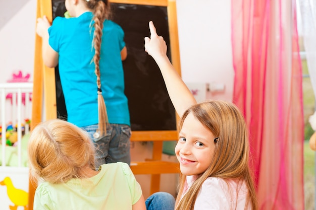 Kinderen spelen thuis op school