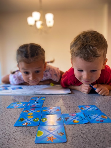 Kinderen spelen thuis.