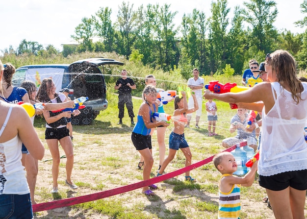 Kinderen spelen watergevecht waterspelgevecht