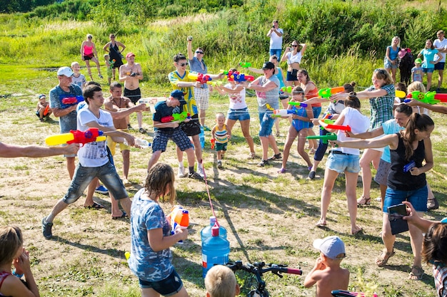 Foto kinderen spelen watergevecht waterspelgevecht