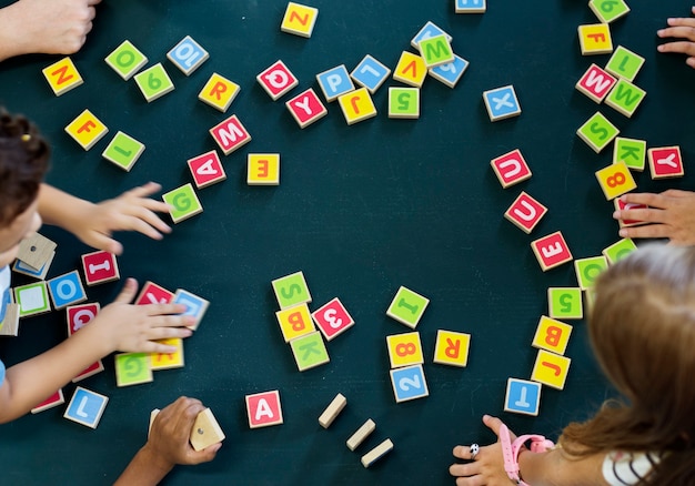 Foto kinderen spelling woorden met alfabet blokken