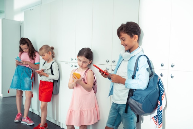 Kinderen staan in de buurt van kluisjes en spelen videogames