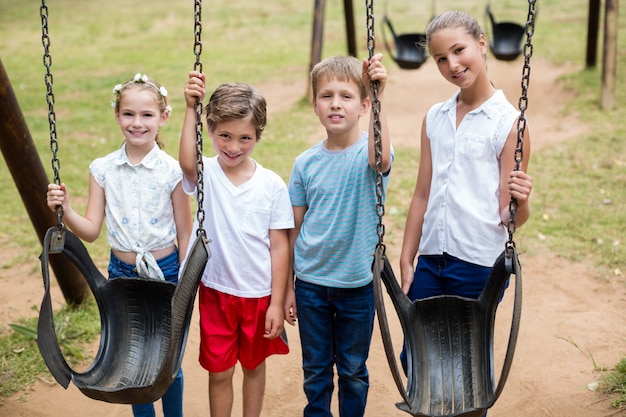 Kinderen staan samen in het park