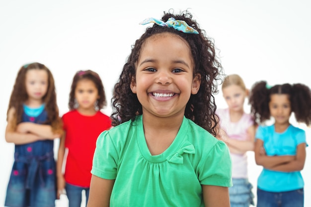 Kinderen staan ​​samen met meisje vooraan