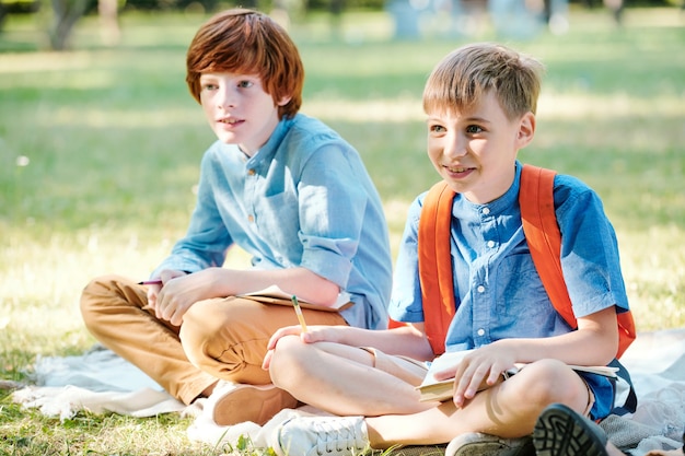 Foto kinderen stapelen handen terwijl ze buiten in een cirkel staan, concept van vriendschap en eenheid