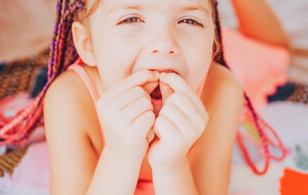 Kinderen tanden Glimlachend meisje met ontbrekende tand Grappig gezicht close-up