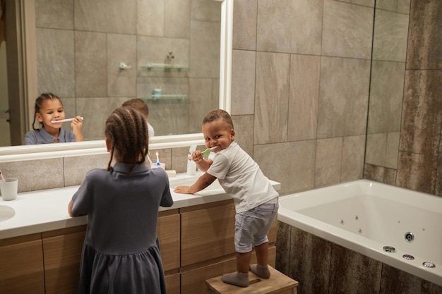 Foto kinderen tandenpoetsen in de badkamer