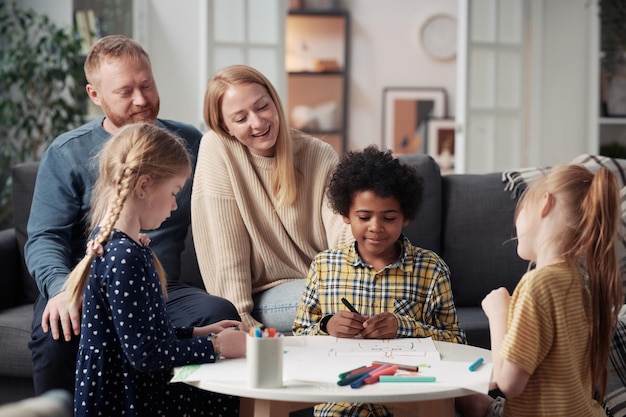 Kinderen tekenen foto's voor pleegouders