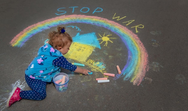Kinderen tekenen het Oekraïense vlaghuis op de stoep Selectieve focus