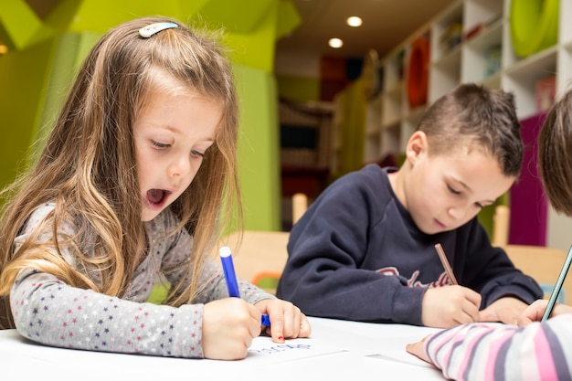 Kinderen tekenen in de speelkamer