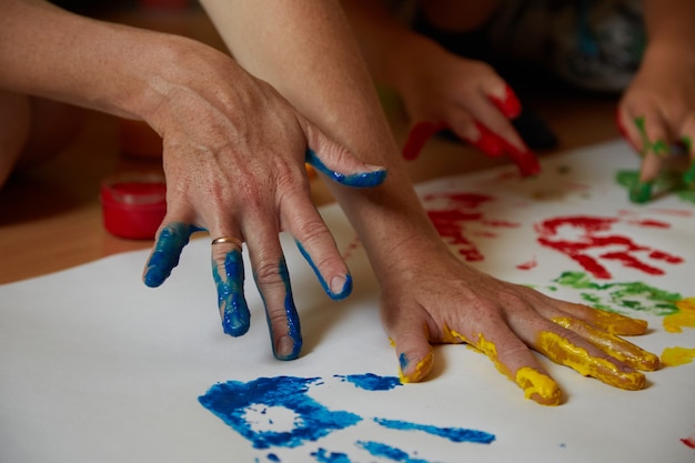 Foto kinderen tekenen met je vingers