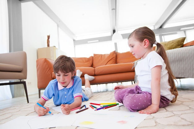 Kinderen tekenen met kleurpotloden