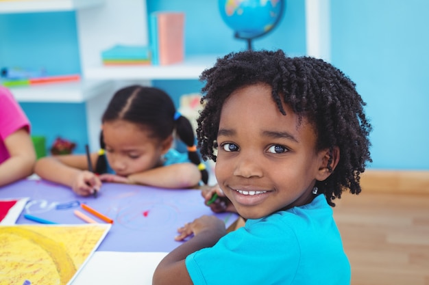 Kinderen tekenen op gekleurd papier