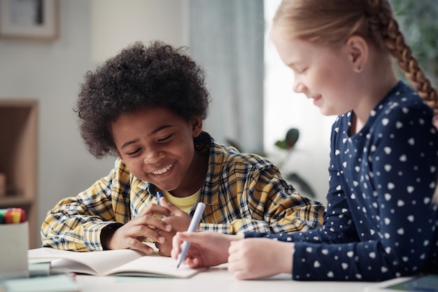 Kinderen tekenen samen aan tafel