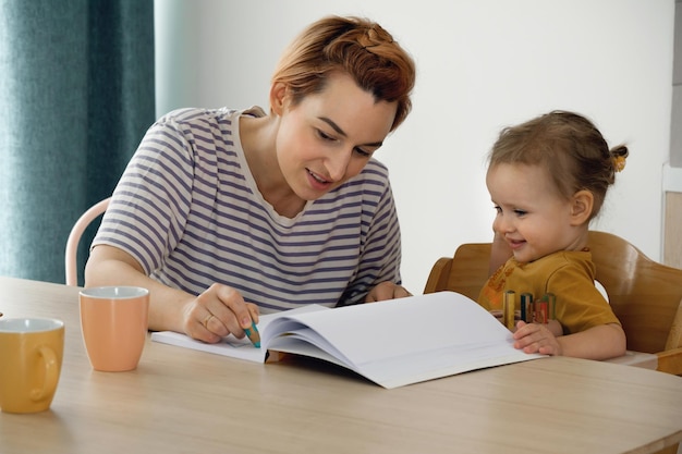 Kinderen tekenen thuis peuter ontwikkeling en creativiteit