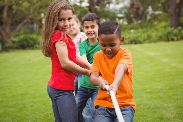 Kinderen trekken een groot touw