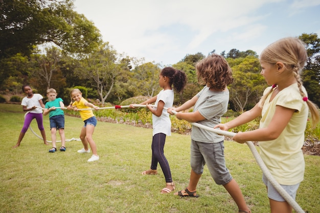 Kinderen trekken een touw in touwtrekken