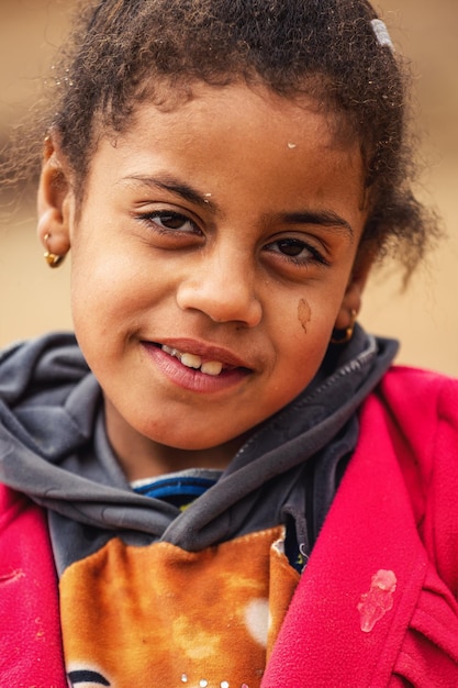 Kinderen van afrika. portret van een jong meisje uit egypte.