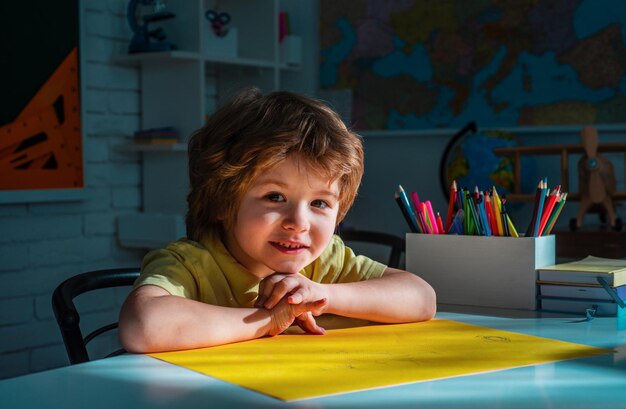 Kinderen van de basisschool weinig klaar om te studeren Portret van leerling in de klas