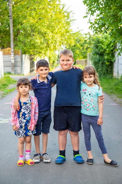 Kinderen, veel vrienden, spelletjes Selectieve focus zomer