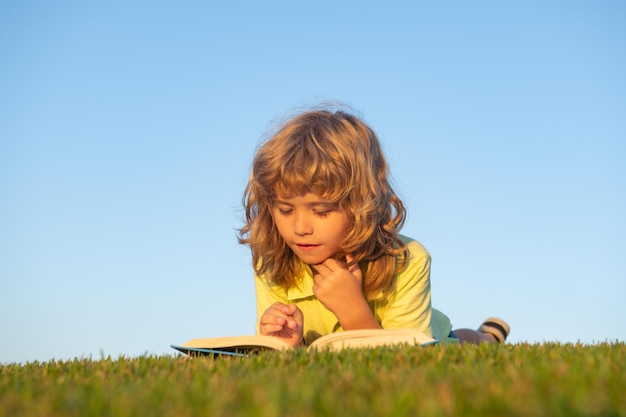 Kinderen verbeelding innovatie en inspiratie kinderen buiten portret van kleine jongen die een boek leest