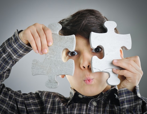 Foto kinderen verbinden de legpuzzel