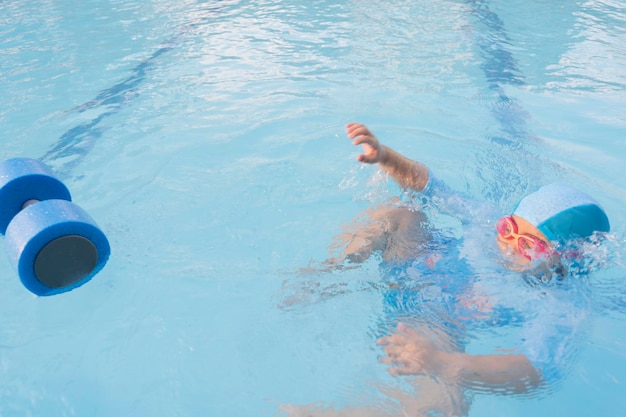 Kinderen verdrinken in gevaar hebben hulp nodig En kijken naar het schuim om het lichaam in het water te ondersteunen Geen ouder die zorgt voor zwemmen tot een ongeluk